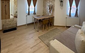 Jokai Apartments Nr9, Code Entry